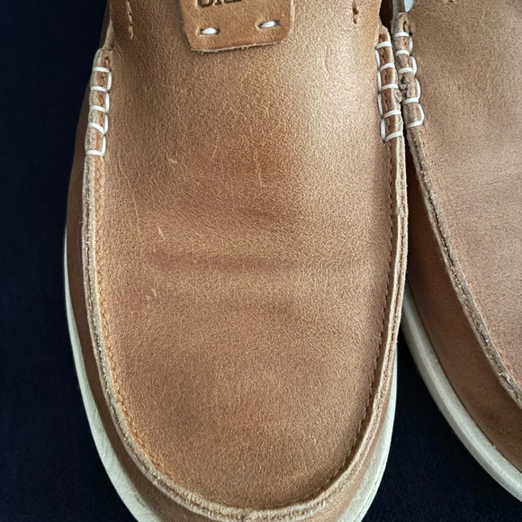 OluKai Kakaha Men\'s Tan Slip-On Loafers size 9